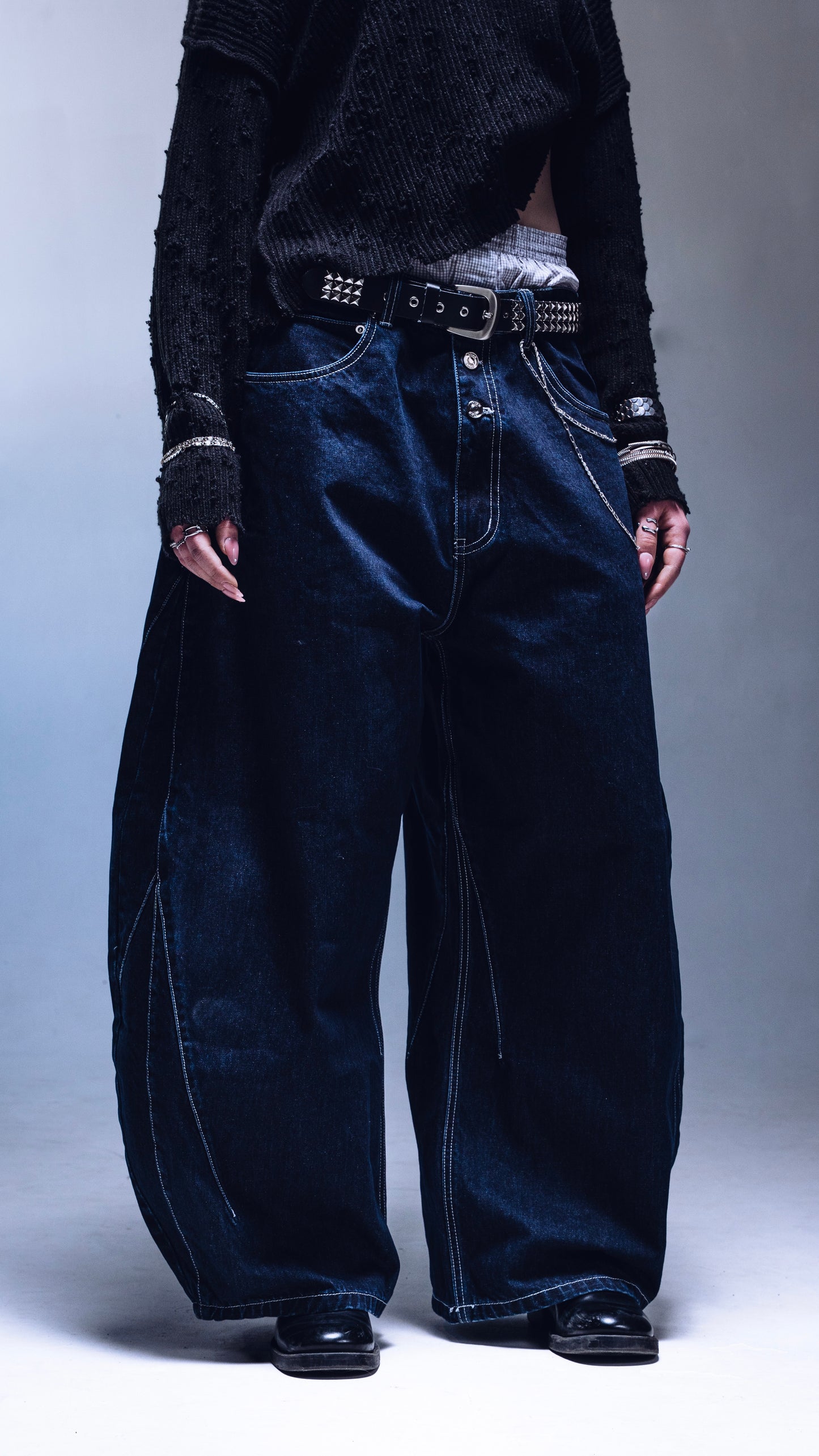 Azurae Jeans side view female model wide leg denim Ombre Montreal