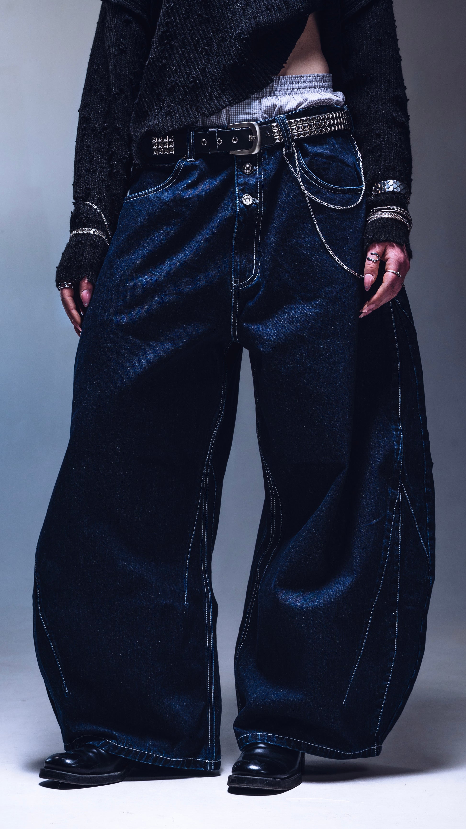Azurae Jeans front view female model indigo denim Ombre Montreal